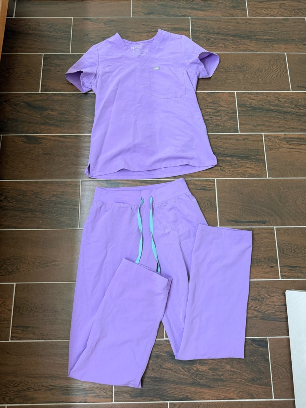 Figs lavender scrub set like new